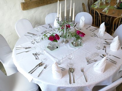 Hochzeit - Art der Location: Wintergarten - Deutschland - First Class Hochzeits Tisch in rund - Schlosscafe Location & Konditorei / Restaurant