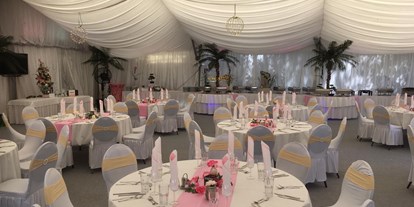 Hochzeit - Garten - Österreich - Ein dekorierter Hochzeitssaal in romantischen rosa mit direkten blick zum Wasser.  - Flasch City am Freizeitsee