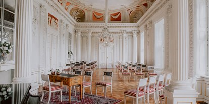 Hochzeit - Hochzeits-Stil: Traditionell - Berlin-Stadt Mitte - Festsaal - Bestuhlung für eine Trauung - Schloss Friedrichsfelde