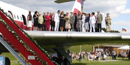 Hochzeit - Spielplatz - Deutschland - Hochzeitsgesellschaft auf der Tragfläche des Flugzeuges - Flugzeug IL 62 "Lady Agnes - Otto-Lilienthal-Verein Stölln