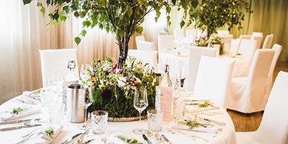 Hochzeit - Geeignet für: Vernissage oder Empfang - Stainz bei Straden - Tische im Weingartensaal - Weingartenhotel Harkamp
