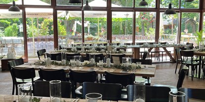 Hochzeit - Weinkeller - Gumpoldskirchen - Beispiel Tischformation im Wintergarten! Herrlicher Blick auf die Terrasse! - RAHOFER Bräu Restaurant