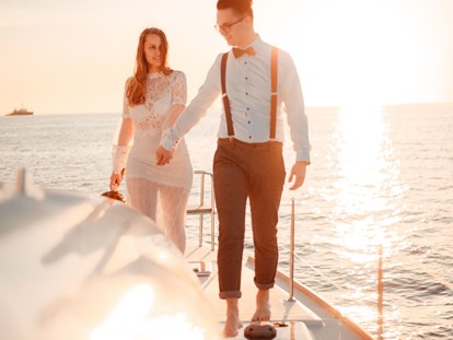 Hochzeit - nächstes Hotel - Vorpommern - Mit Charter & Sail Katamaran Salina könnt ihr eure Hochzeit in trauter Zweisamkeit feiern. - Charter & Sail Katamaran Salina