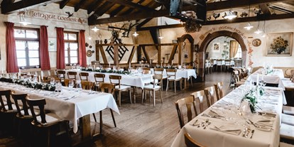 Hochzeit - Preisniveau: hochpreisig - Baden-Württemberg - Restaurant Gastraum mit eckigen Tischen - Weingut Weber