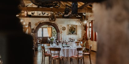 Hochzeit - Frühlingshochzeit - Schwarzwald - Restaurant Gastraum mit runden Tischen - Weingut Weber