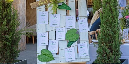 Hochzeit - Geeignet für: Vernissage oder Empfang - Groß-Umstadt - Find your seat Schild im Garten  - Unique Eventlocation