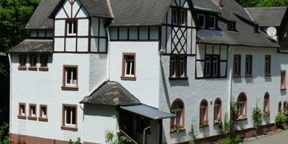 Hochzeit - Frühlingshochzeit - Eifel - Wald Villa Üssbach aussen - Wald Villa Üssbach