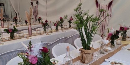 Hochzeit - Hochzeits-Stil: Boho-Glam - Traben-Trarbach - Dekoration im Zelt in der Wald Villa Üssbach - Wald Villa Üssbach