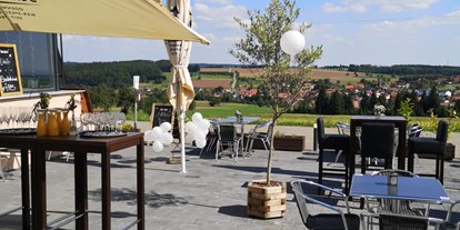 Hochzeit - nächstes Hotel - Odenwald - Sommerlicher Biergarten mit bester Aussicht - Villa Katzenbuckel