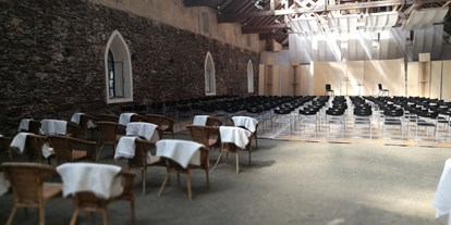 Hochzeit - Art der Location: Burg - Hernstein - In der alten Reitschule (vorbereitet für ein Konzert) - Burg Feistritz