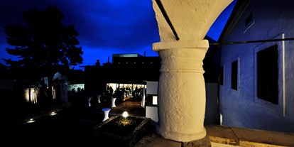 Hochzeit - Umgebung: am Land - Burgenland - Abends ist das Martinsschlössl stimmungsvoll beleuchtet.  - Martinsschlössl Donnerskirchen