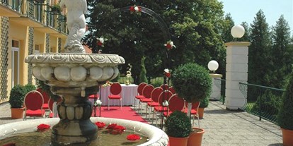 Hochzeit - Geeignet für: Filmproduktionen - Breitenfurt bei Wien - 400m2 Brunnenterasse für den Empfang/Agape - Hochzeitslocation - Hotel - Eventrestaurant - Pedros