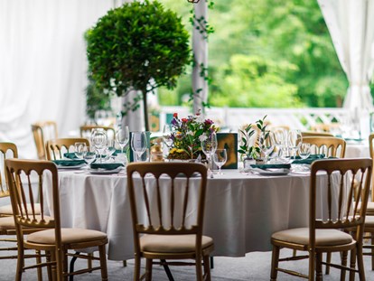 Hochzeit - Art der Location: Gasthaus - Das Festzelt individuell dekoriert - Das Chadim