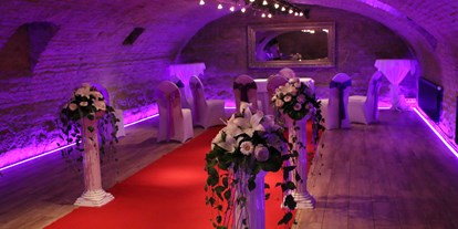 Hochzeit - Umgebung: in einer Stadt - Wien - Zeremonie im Gewölbe - Das Chadim
