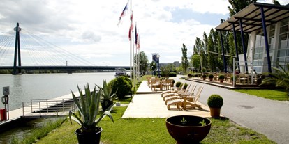 Hochzeit - Parkplatz: kostenlos - Wien Neubau - Unsere Terrasse Platz für bis zu 150 Sitzplätze, bei Events bis zu 400 PAX  - MAYA Garden