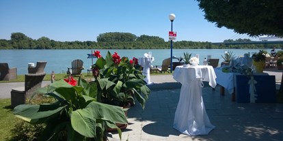 Hochzeit - Umgebung: am Fluss - Donauraum - Baumterrasse mit Agape, auch möglich für Trauungen  - MAYA Garden