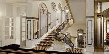 Hochzeit - Art der Location: Restaurant - Donauraum - Ein Stiegenhaus zum Verlieben - und um wunderbare Fotos zu schießen!  - Hotel Bristol Vienna