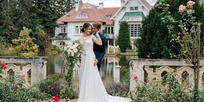 Hochzeit - Art der Location: Hotel - Niederösterreich - Traumhafte Hochzeitsfotos am Schlossteich... - Schloss Schönau