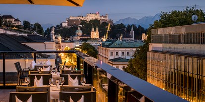 Hochzeit - barrierefreie Location - Salzburg - Abendstimmung im IMLAUER Sky Bar & Restaurant - IMLAUER Hotel Pitter Salzburg