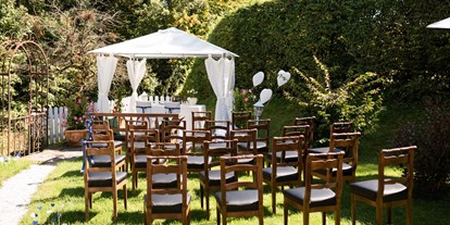 Hochzeit - Hochzeits-Stil: Fine-Art - Hof (Tiefgraben) - Eine freie Trauung im Garten des Schlosswirt Anif. - ****Hotel Schlosswirt zu Anif