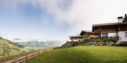 Hochzeit - Art der Location: Alm - Kitzbühel - Ausblick auf die Maierl-Alm und Chalet mit Blick auf die umliegenden Berge für eine Hochzeit mit Weitblick. - Maierl-Alm und Chalets