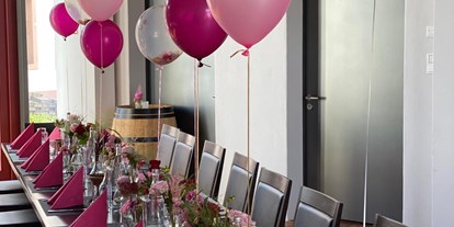 Hochzeit - Trauung im Freien - Rheinland-Pfalz - Gedeckter Tisch in unserer Eventscheune - Barrique Weinbar&Vinothek