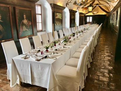 Hochzeit - Art der Location: privates Anwesen - Steiermark - Hochzeitsdinner im Sattelraum  - Gartenschloss Herberstein