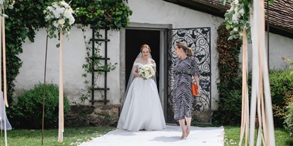 Hochzeit - Hunde erlaubt - Steiermark - Zeremonie im Frühstücksgarten by Verena Schön - Gartenschloss Herberstein