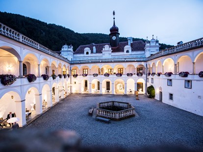 Hochzeit - Festzelt - Schlosshof bei Nacht - Gartenschloss Herberstein