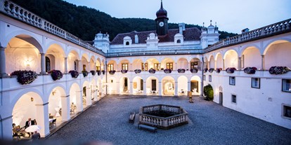 Hochzeit - Umgebung: am Land - Thermenland Steiermark - Schlosshof bei Nacht - Gartenschloss Herberstein