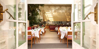 Hochzeit - Umgebung: im Park - Wien Simmering - Palmenhaus - Cafe Brasserie Bar