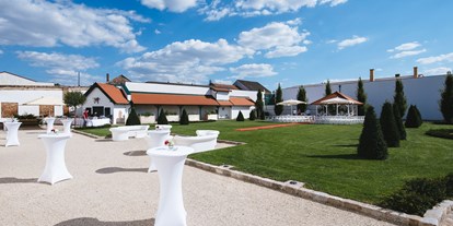 Hochzeit - Preisniveau: moderat - Wien Döbling - Zwischen Schloss und Schlosspark befindet sich der weitläuftige Vorhof mit Stehtischen zum gemütlichen Entspannen. - Schloss Raggendorf