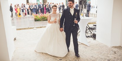 Hochzeit - Preisniveau: moderat - Wien Döbling - Sektempfang im Innenhof - Schloss Raggendorf