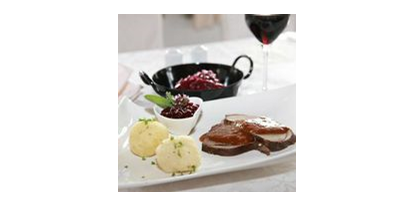 Hochzeit - Art der Location: Hotel - Friesach (Friesach) - Junghirschbraten in Rotweinsauce mit Kartoffelknödel, Apfelrotkraut und Preiselbeeren - Gipfelhaus Magdalensberg