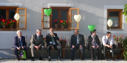 Hochzeit - Standesamt - Oberösterreich - gemütliche Gartenbank - Michlhof zu Haitzing, nähe Laakirchen