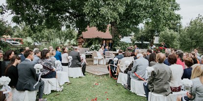 Hochzeit - Umgebung: in Weingärten - Salzkammergut - Gartenhochzeit mit Standesbeamten - Michlhof zu Haitzing, nähe Laakirchen