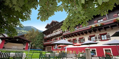 Hochzeit - Parkplatz: kostenlos - Salzburg - Im Gastgarten kann ein Sektempfang oder eine Agape stattfinden - Hotel Gasthof Flatscher