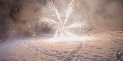 Hochzeit - Garten - Tirol - Feierwerke im Schnee in Gerlos. - Almstadl - Winterhochzeit am Berg