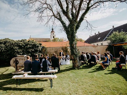Hochzeit - Umgebung: am Land - Atzenbrugg - Trauung im Garten - Kaiser's Hof