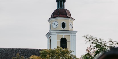 Hochzeit - Umgebung: am Land - Niederösterreich - Blick auf die Kirche - Kaiser's Hof