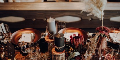 Hochzeit - Art der Location: Wintergarten - Beispiel eines eingedeckten Tisches - jede Hochzeit ist individuell! - TOM Almhütte - Hochkönig