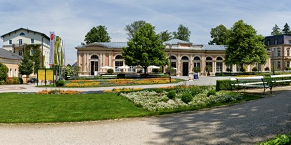 Hochzeit - Umgebung: im Park - Thalheim bei Wels - Gästezentrum als Location für die Hochzeitsfeier - Kursaal und Gästezentrum Bad Hall