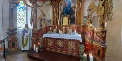 Hochzeit - Umgebung: im Park - Niederösterreich - Altar in der Kapelle - Schloss Neubruck
