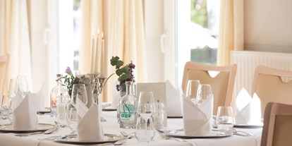 Hochzeit - Hochzeits-Stil: Vintage - Niedersachsen - eingedeckter Tisch - Parkhotel Bilm**** im Glück am Stadtrand Hannovers