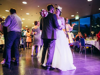 Hochzeit - Umgebung: im Park - Axams - Tanzen bis in die späten Morgenstunden im Parkhotel Hall in Tirol.
Foto © blitzkneisser.com - Parkhotel Hall