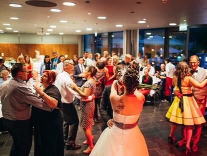 Hochzeit - Tirol - Tanzen bis in die späten Morgenstunden im Parkhotel Hall in Tirol.
Foto © blitzkneisser.com - Parkhotel Hall