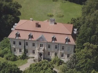 Hochzeit - Umgebung: am Land - Brandenburg Süd - Vogelpersbektive auf das Schloss Stülpe. - Schloss Stülpe