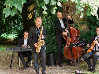 Hochzeit - Umgebung: im Park - Deutschland - Live-Musik - Schloss Stülpe