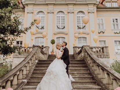 Hochzeit - Art der Location: privates Anwesen - Brautpaar auf großer Treppe zum Schlosspark. - Schloss Stülpe