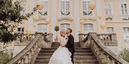 Hochzeit - Brandenburg - Brautpaar auf großer Treppe zum Schlosspark. - Schloss Stülpe
